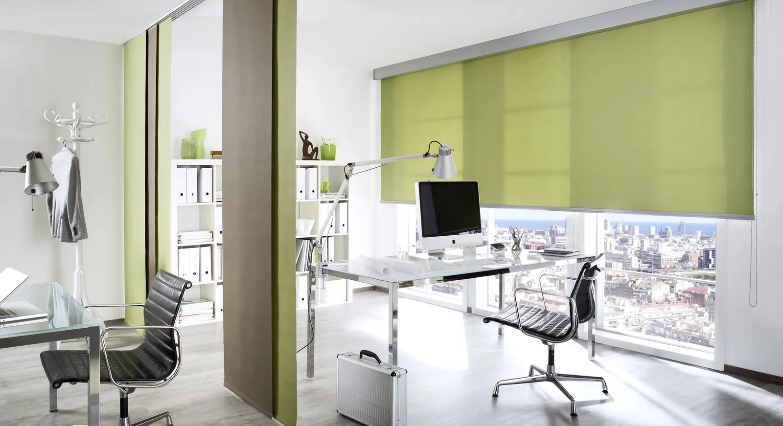 Sonnenschutz fürs Büro — blendfrei arbeiten, einheitlich wirken. Sonnenschutz fürs Büro — blendfrei arbeiten, einheitlich wirken.